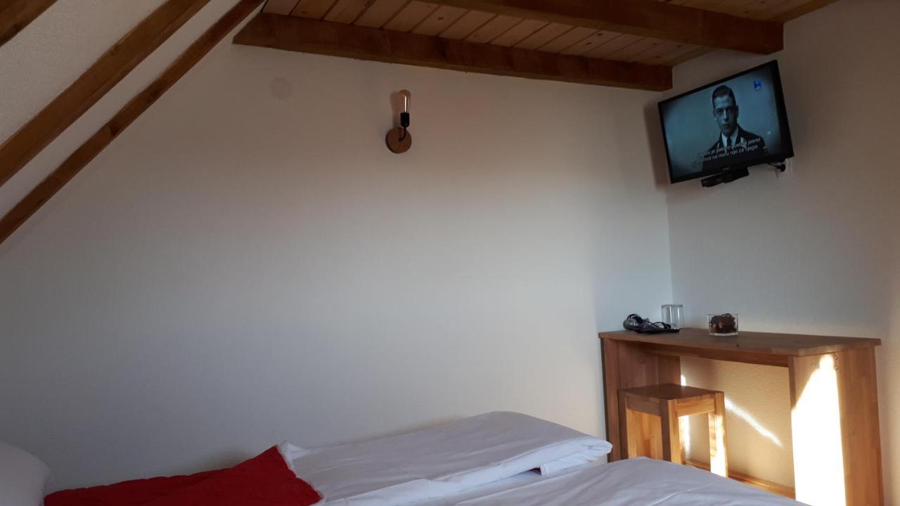 Bed and Breakfast Konoba Ognjiste à Sokolac  Extérieur photo