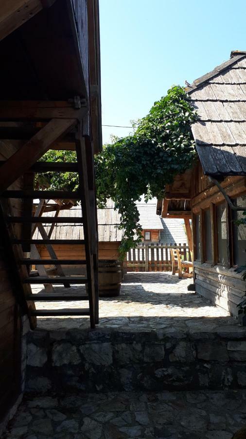 Bed and Breakfast Konoba Ognjiste à Sokolac  Extérieur photo