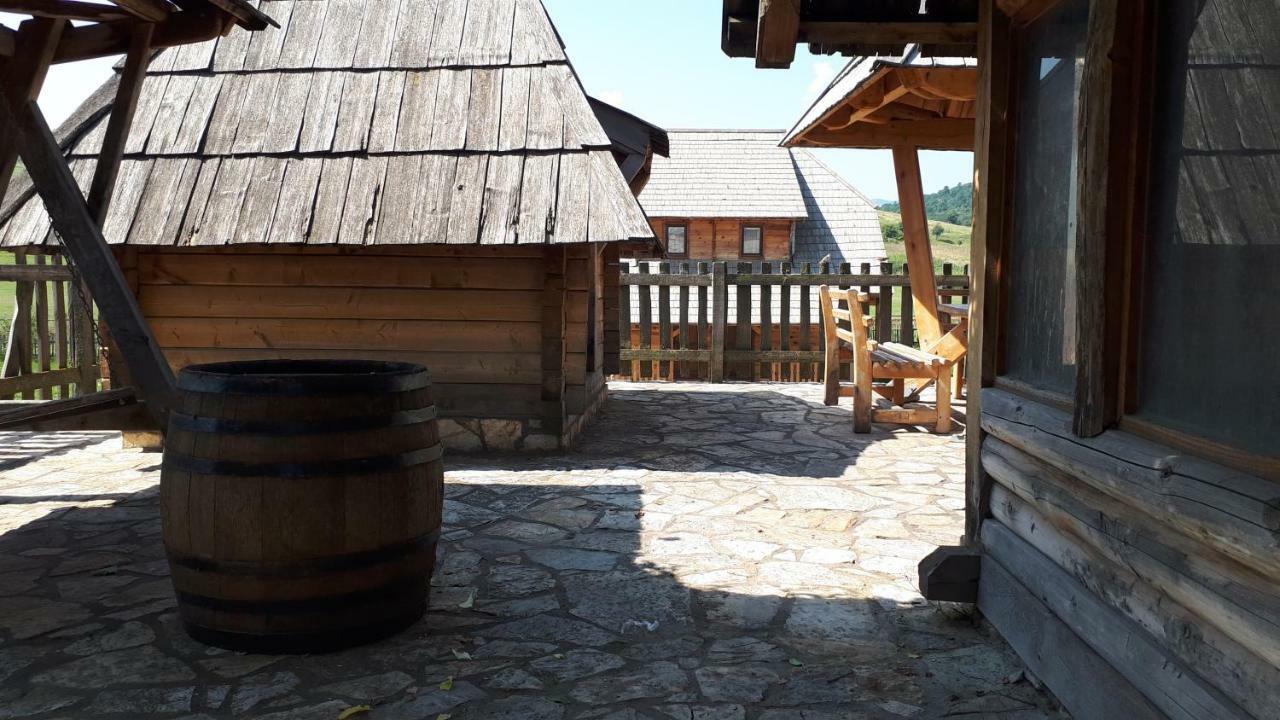 Bed and Breakfast Konoba Ognjiste à Sokolac  Extérieur photo